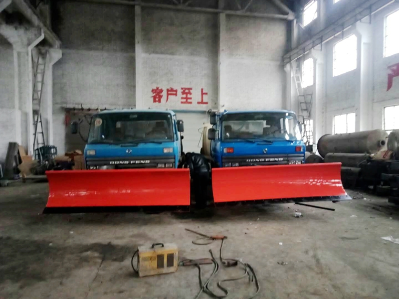 商洛環衛處壓縮式垃圾車加裝推雪鏟案例